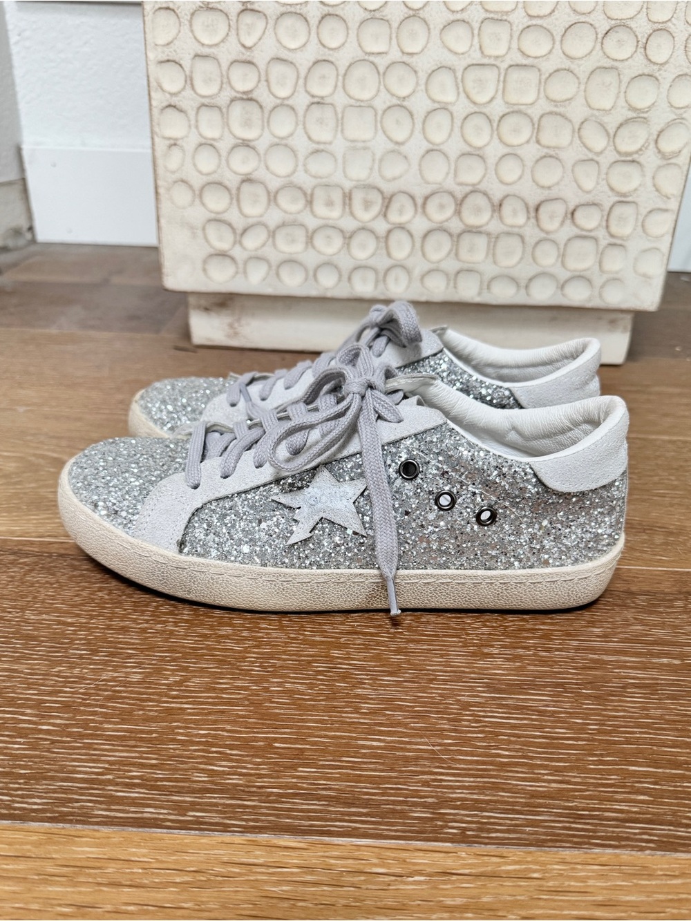 GONR Iconic Silver Glitter Star Lace-Up Sneakers 7.5 Tennis Shoes Distressed